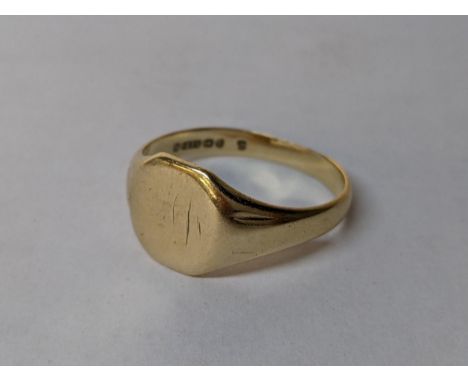 A 9ct gold gents signet ring, 4.5gLocation: 