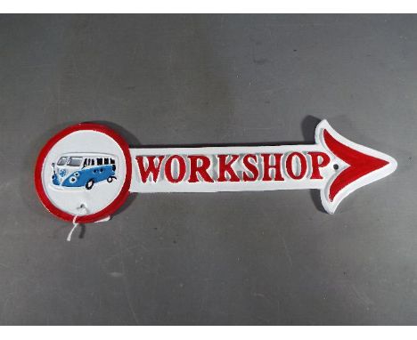 A cast iron arrow workshop sign, Volkswagen, approx 41 cm x 12 cm (yazvw)