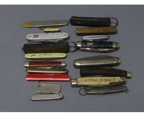 Group of approx. 18 Penknives including Swiss Army and Horn