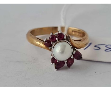 A garnet and pearl set 9ct ring size O 3.7g inc