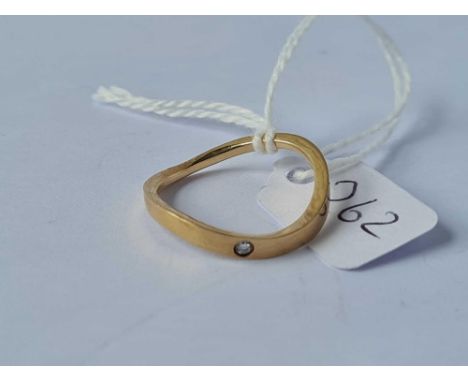 A diamond set wavy 9ct band ring size Q 2.4g