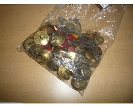 A BAG CONTAINING A NUMBER OF ITEMS RELATING TO THE ROYAL ARMOURED CORPS, to include car mascot badge, large and small buttons