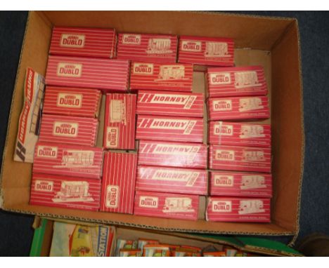A QUANTITY OF BOXED HORNBY DUBLO ROLLING STOCK, to include B.R. 21T hopper wagon (4644) x4, B.R. standard horse box (s.d.) (4