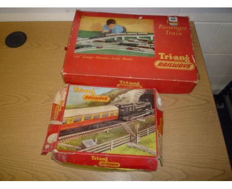 A BOXED TRI-ANG RAILWAYS OO GAUGE PASSENGER TRAIN SET, No.RIX, comprising locomotive and tender 'Princess Elizabeth', No.4620