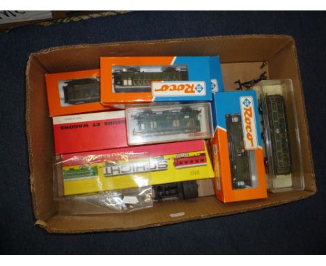 A QUANTITY OF BOXED AND UNBOXED CONTINENTAL HO GAUGE MODEL RAILWAY ITEMS, to include unboxed Fleischmann tank locomotive, 'An