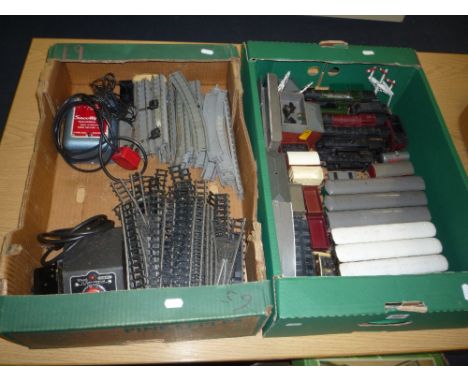 A QUANTITY OF UNBOXED AND ASSORTED OO GAUGE MODEL RAILWAY ITEMS, to include Tri-ang Class 4-Sub E.M.U. (R.156/R.225), damaged