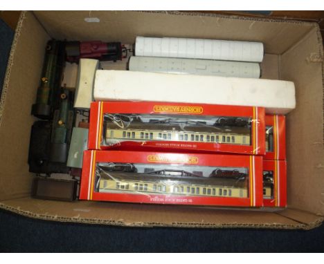 A QUANTITY OF BOXED AND UNBOXED OO GAUGE MODEL RAILWAY ITEMS, to include unboxed Hornby Railways Locomotive 'Saint David' No.