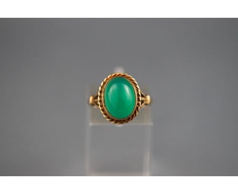 A hallmarked 9ct gold single stone green chalcedony ring. Gross weight: 3.5 grams