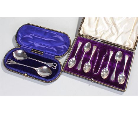 Cased pair of Edward VII silver spoons, in the Art Nouveau taste, Sheffield 1905, maker Henry Wilkinson, 1.9oz in total, case
