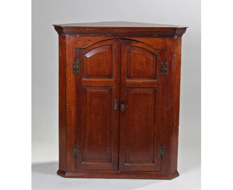 19th Century oak corner cabinet with a pair of arched fielded panel doors, shaped shelf interior, 89cm wide, 105cm high