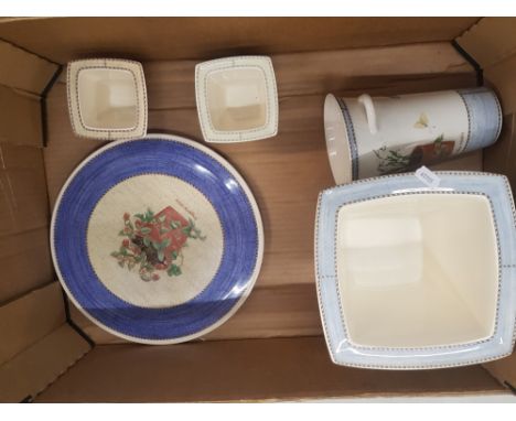 Wedgwood Sarahs Garden items to include Gatteu plate, planter, twin handled vase, small planters etc (1 tray) 