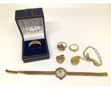 Group of 9ct gold jewellery to include an engraved wedding ring, fish ring, one other ring, two lockets on chains and a 9ct g