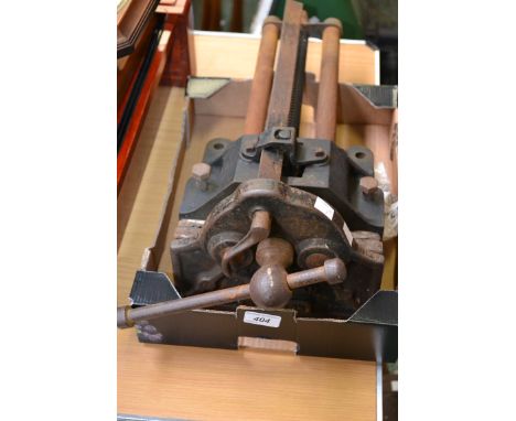 A vintage record No 52 1/2 bench vice 