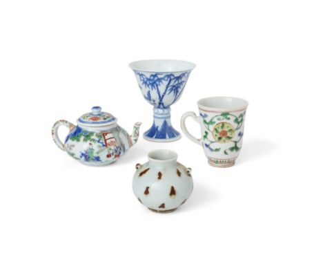 Four Chinese porcelain vesselsQing dynasty, Kangxi period - 20th centuryComprising a famille verte 'floral' coffee cup, Kangx