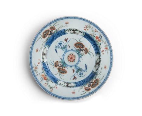 A large Chinese blue and white and famille rose 'lingzhi' plateQing dynasty, Kangxi periodPainted and enamelled with alternat