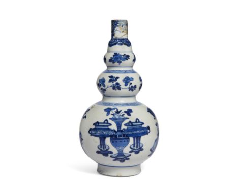 A Chinese blue and white 'hundred antiques' triple gourd vaseQing dynasty, Kangxi periodPainted with antiques and floral desi