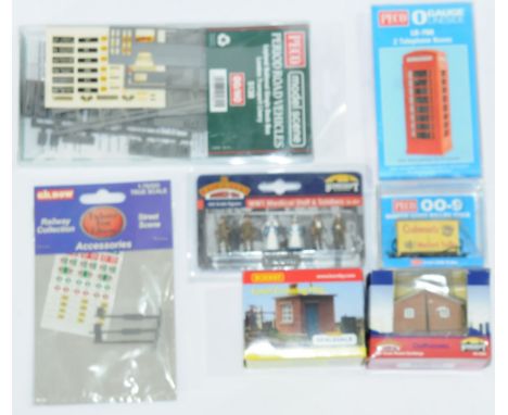 Hornby, Bachmann &amp; Similar a boxed group to include Bachmann 44-046 Outhouses, Hornby R9511 Level Crossing Hut and others