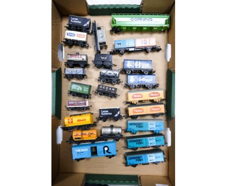 A Mixed Collection of Model Railway Carriages to include examples by Lima, Bachmann, Hornby etc. (1 Tray) 