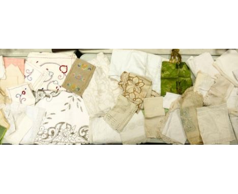 A quantity of lace, linen and embroidered table cloths, napkins, chair backs etc ( 1 tray) 