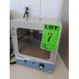 VWR Mini Incubator cat.no. 97025-630, ser. 1114V1240, 115V, 50/60Hz, 0.6A