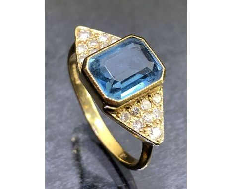 18ct Antique Gold ring set with a faceted Aquamarine and eight diamonds set to large triangular shoulders size approx 'M'