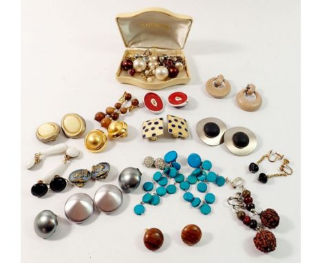 Twenty one pairs of vintage clip earrings 