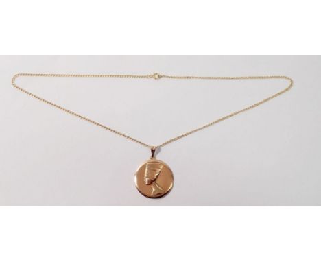 An Egyptian gold pendant with head of Nefertiti and chariot on 9 carat gold chain, 3.7g 