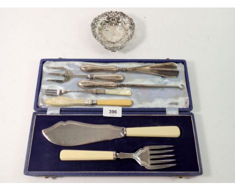 A silver handled shoe horn, button hook and cake fork plus silver trinket dish a/f and various silver plated cutlery items 