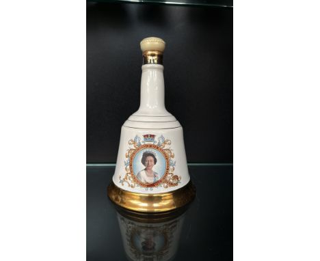 Wade porcelain Bell’s Scotch Whisky commemorative decanter marks Queen Elizabeth II’s 60th birthday (1986). It features gold 
