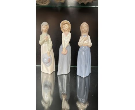 Set of three NAO by Lladró porcelain figurines, handmade in Spain. Marked Daisa 1980.