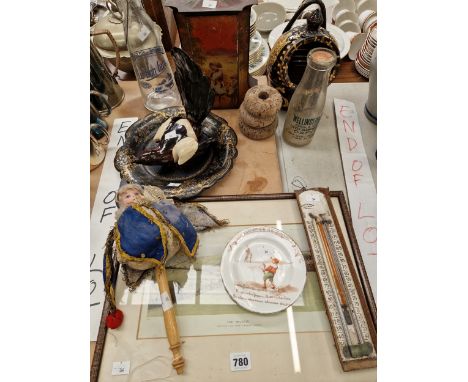 AN ANTIQUE MUSICAL SPINNING DOLL, A NURSERY RHYME PLATE, MAGPIE FIGURE, A THERMOMETER AND OTHER COLLECTABLE'S. 