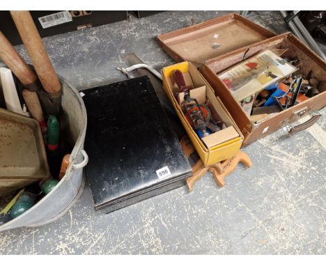 A VINTAGE STANLEY HAND DRILL, A SMALL SUITCASE OF TOOLS, A CASH BOX, BUCKET AND GARDEN TOOLS.