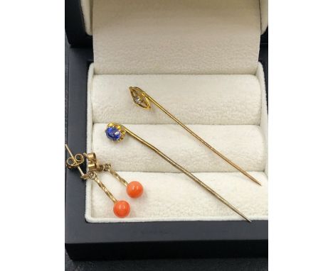 TWO VINTAGE STONE SET STICK PINS, BOTH UNHALLMARKED, ASSESSED AS 9ct GOLD, TOGETHER WITH A PAIR OF VINTAGE CORAL TWISTED DROP