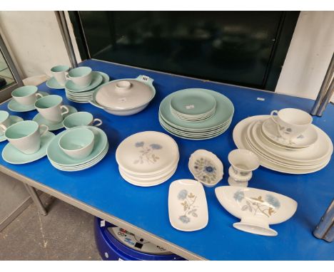 A COLLECTION OF POOLE AND WEDGWOOD ICE ROSE PATTERN WARES 