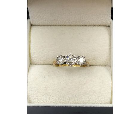 AN 18ct HALLMARKED GOLD THREE STONE DIAMOND TRILOGY RING. THE DIAMONDS WITH APPROXIMATE MEASUREMENTS CENTRE 4.0mm, EACH OUTER