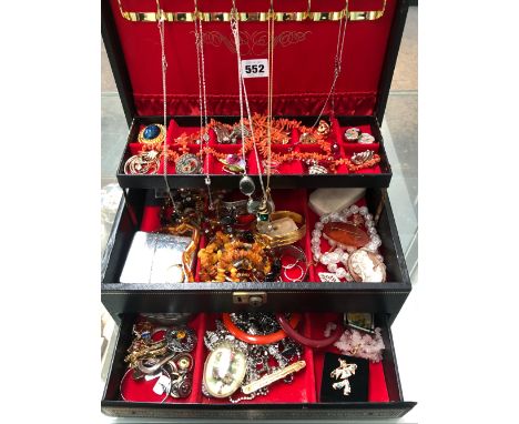 A VINTAGE JEWELLERY CASE AND CONTENTS TO INCLUDE AMBER, SILVER ITEMS, VARIOUS BEADS, DIAMANTE JEWELLERY, CORAL, MICRO MOSAIC 