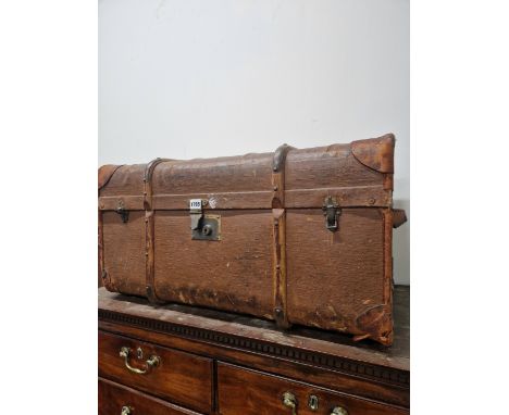 A VINTAGE CABIN TRUNK. 