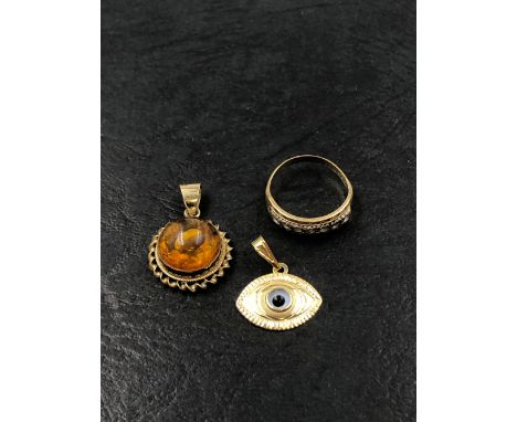 A 9ct HALLMARKED HALF HOOP RING, TOGETHER WITH AN AMBER PENDANT AND AN EYE PENDANT, BOTH UNHALLMARKED, ASSESSED AS 9ct AND 18
