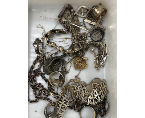 A COLLECTION OF MOSTLY VINTAGE SILVER JEWELLERY, SOME ITEMS WITH HALLMARKS, AL ASSESSED AS SILVER. GROSS WEIGHT 135.82grms