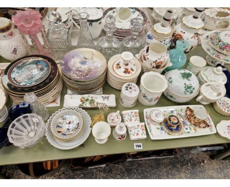 A COLLECTION OF CHINA AND GLASS WARES TO INCLUDE A GRADUATED PAIR OF COALPORT JUGS, ROYAL CROWN DERBY PIN DISH, DAVENPORT COF