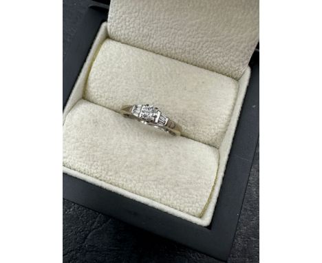 AN 18ct WHITE GOLD HALLMARKED DIAMOND RING WITH TAPERED BAGUETTE DIAMOND SHOULDERS. TOTAL ESTIMATED DIAMOND WEIGHT 0.72cts. F