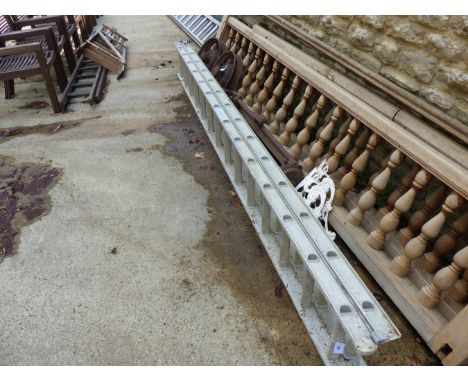 EXTENDING ALUMINIUM LADDER