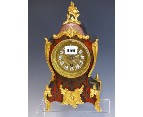 A VICTORIAN BOULLE AND GILT BRASS MANTLE CLOCK. 