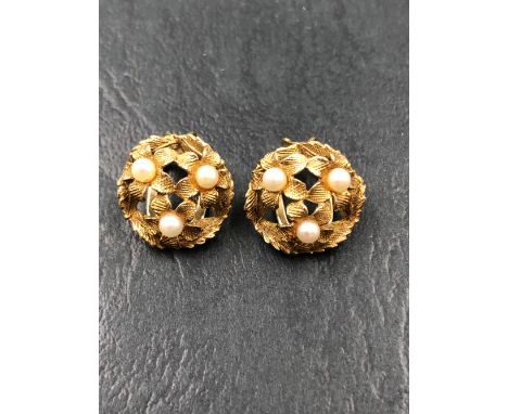 A PAIR OF VINTAGE 9ct GOLD HALLMARKED PEARL FLORAL CLIP ON EARRINGS. GROSS WEIGHT 3.82grms. 