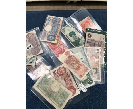 A QUANTITY OF VARIOUS VINTAGE GB AND WORLD BANK NOTES.