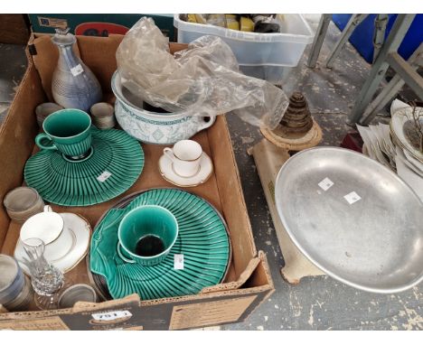 WEDGWOOD GREEN POTTERY CUPS AND SHELL DISHES, A CHAMBER POT, TEA WARES AND A SET OF KITCHEN SCALES WITH WEIGHTS