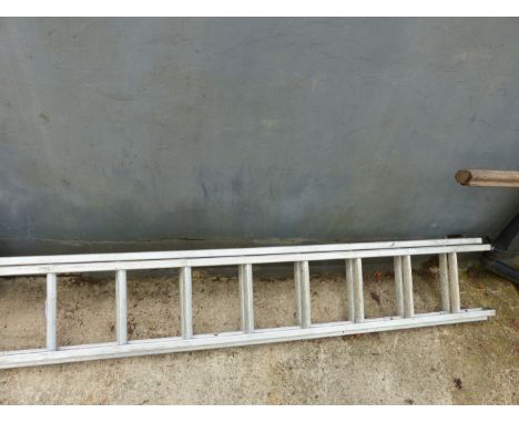 AN EXTENDING ALUMINIUM LADDER