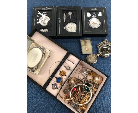 A 9ct GOLD THREE ROW KEEPER RING, A SINGLE GOLD CREOLE EARRINGS, VARIOUS OTHER COSTUME JEWELLERY AND A COLLECTION OF POCKET W