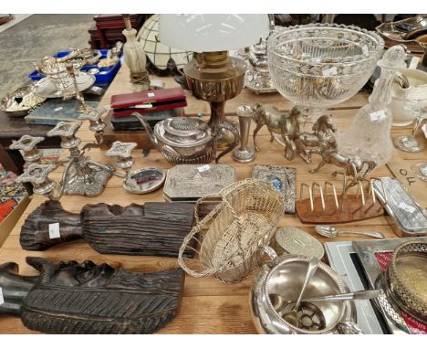 VARIOUS SILVER PLATED WARES, A OIL LAMP, A LARGE CUT GLASS FRUIT BOWL, DECANTER ETC.