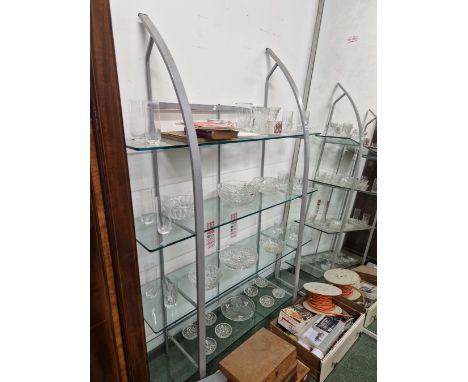 A CONTEMPORARY GLASS DISPLAY SHELF. 